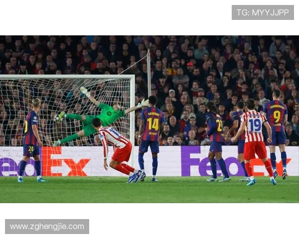 梅西倒地后迅速起身弧顶位置尝试兜射可惜偏出球门